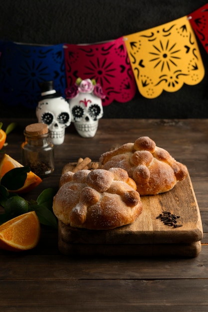 Angolo alto di pan de muerto con teschi