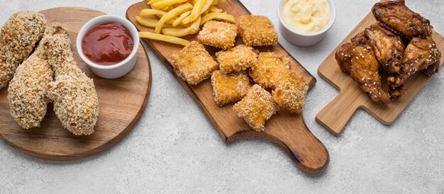 Angolo alto di taglieri con crocchette di pollo fritto e salse