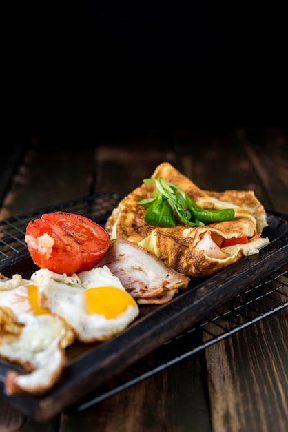 Angolo alto e frittata e pomodoro