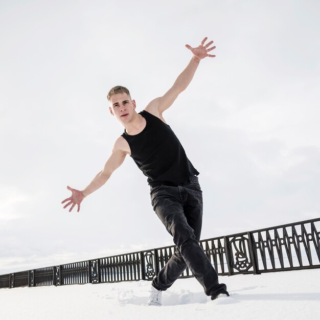 Angolo basso del ballerino hip-hop maschio