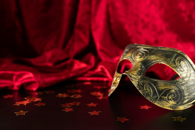 Angolo basso di una maschera di carnevale