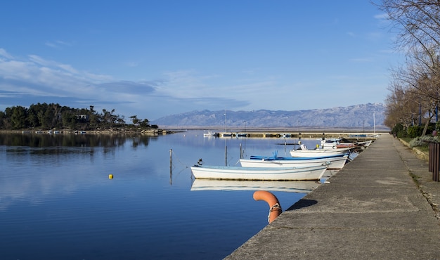 Angolo di ripresa di un lago con barche ancorate sotto un cielo blu