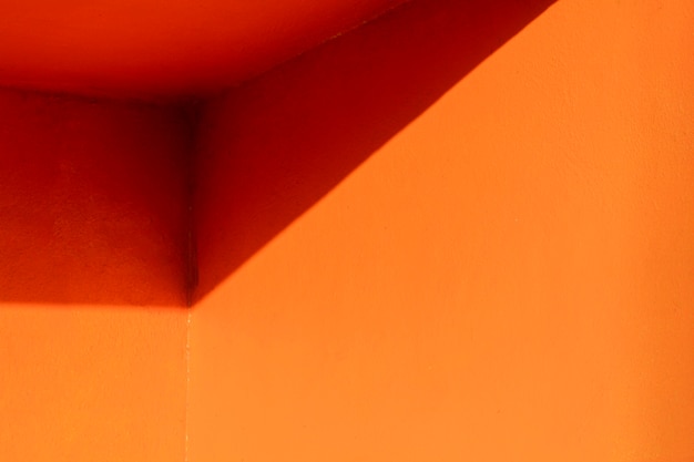 Angolo di uno spazio arancione della copia della parete