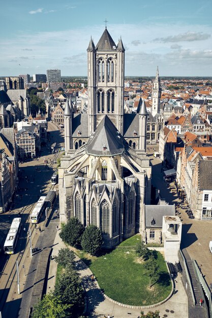 Angolo verticale alto della chiesa di San Nicola Gand Belgio