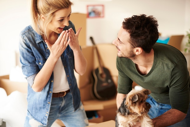 Animale domestico in regalo nella nuova casa