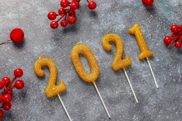 Anno 2021 fatto di candele. Concetto di celebrazione del nuovo anno.