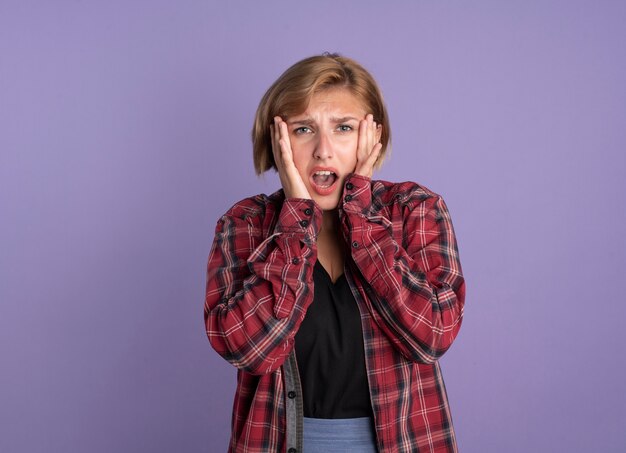 Ansiosa giovane studentessa slava mette le mani sul viso