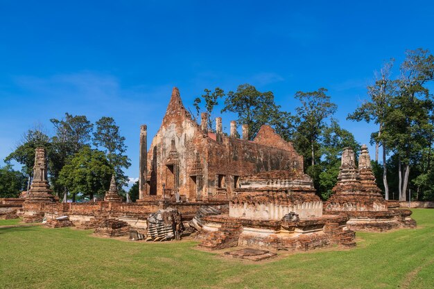 Antica rovina tempio buddista e cappella dell'ordinanza in mattoni Wat Pho Prathap Chang costruito Phra Chao Suea Tiger King o Suriyenthrathibodi dal periodo di Ayutthaya a Phichit Thailandia