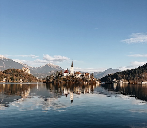 Antico castello circondato da uno scenario montuoso che si riflette nel lago