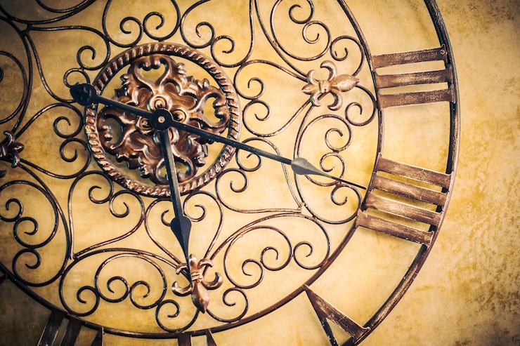 Foto gratuito antico orologio su una parete
