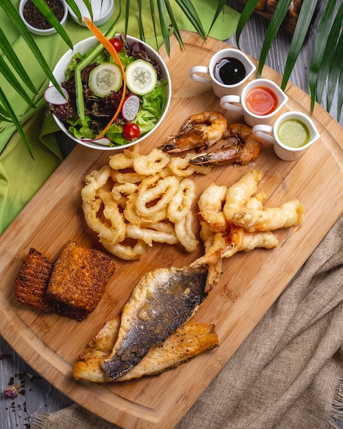 Antipasti di pesce vista dall'alto pesce gamberi calamari con salse e insalata di verdure