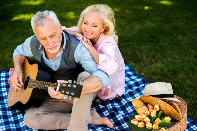 Anziana che gode della sua canzone della chitarra dell&#39;uomo