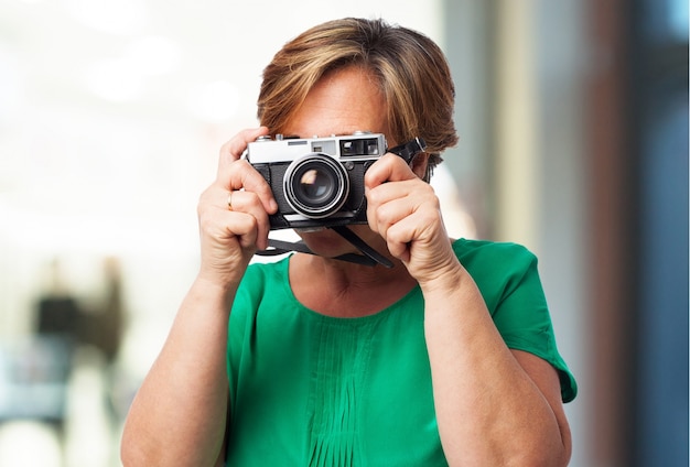 Anziana con una vecchia macchina fotografica