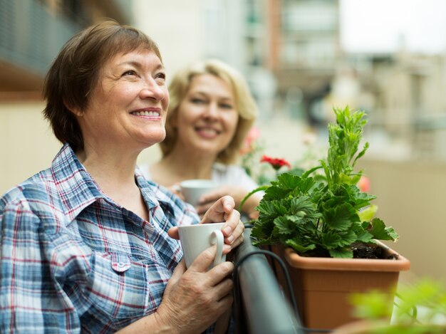 Anziane sul balcone con caffè