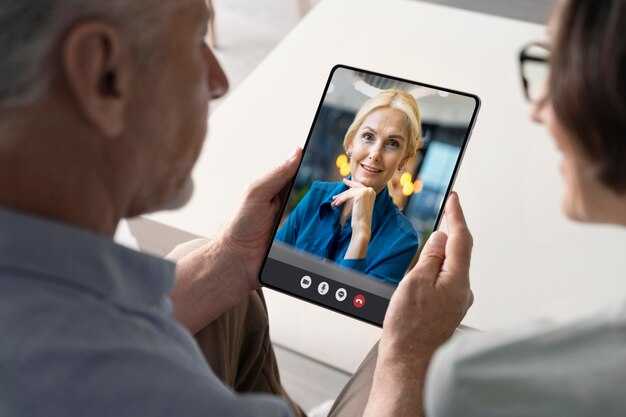 Anziani che effettuano una videochiamata