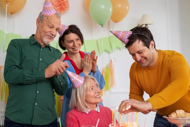 Anziani che festeggiano il loro compleanno