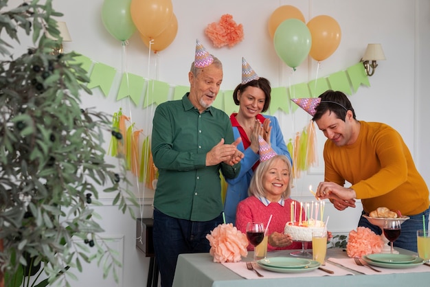 Anziani che festeggiano il loro compleanno