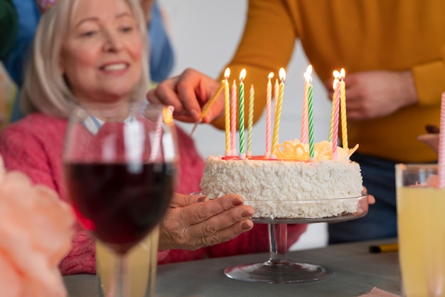 Anziani che festeggiano il loro compleanno