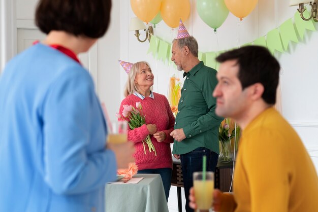 Anziani che festeggiano il loro compleanno