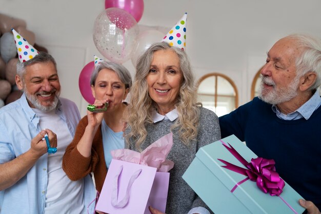 Anziani che festeggiano il loro compleanno