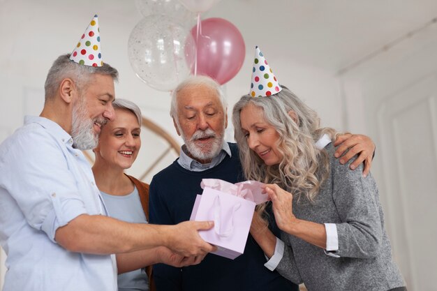 Anziani che festeggiano il loro compleanno