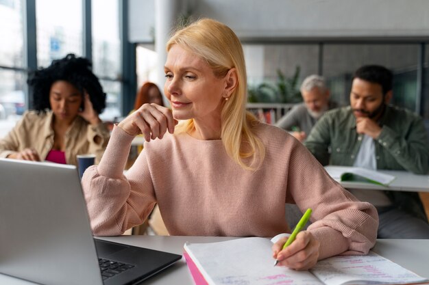 Anziani che prendono appunti in classe