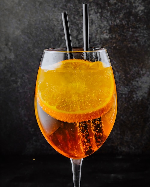 Aperol Spritz Aperol Prosecco e affettato arancio vista laterale