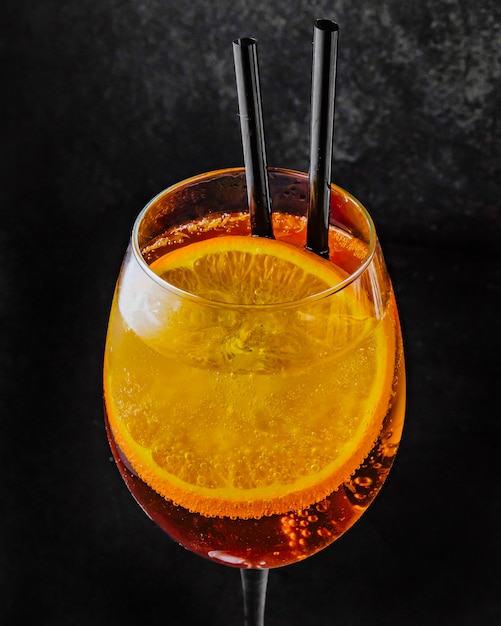 Aperol Spritz Aperol Prosecco e affettato arancio vista laterale