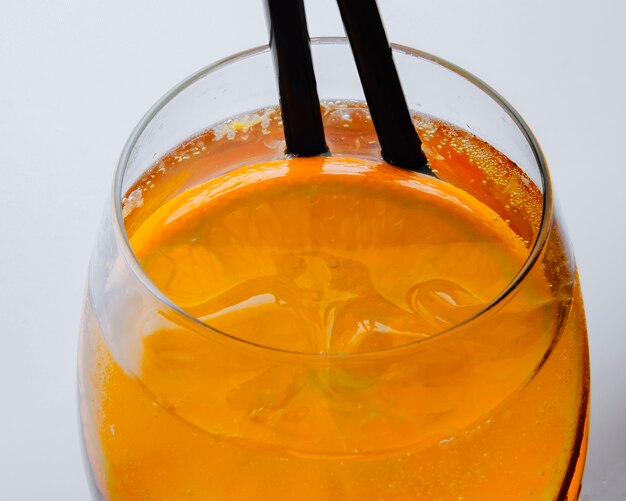 Aperol Spritz con vista laterale arancione