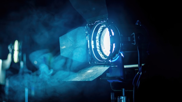 Apparecchiature di illuminazione professionale sul set del film con fumo nell'aria