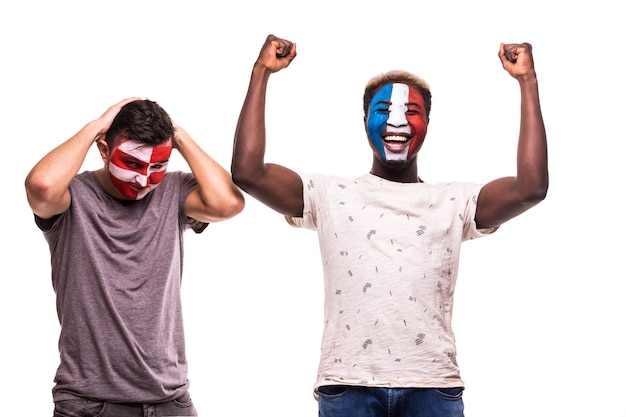Appassionato di calcio felice della Francia festeggia la vittoria sul tifoso arrabbiato della Croazia con la faccia dipinta isolata su priorità bassa bianca