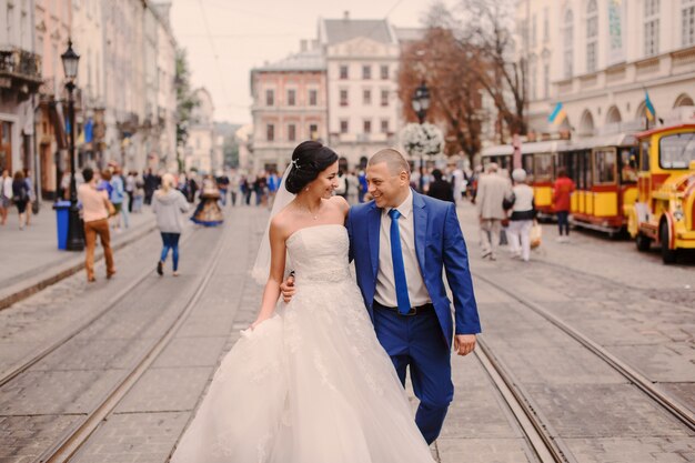 Appena sposato a piedi in strada