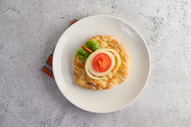 Appetitoso con pane di mandorla sul piatto bianco