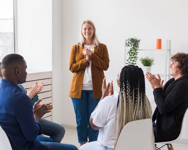 Applauso della comunità di vista laterale