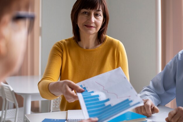 Apprendimento senior della donna di vista frontale