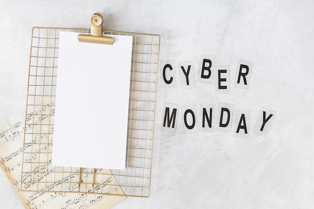 Appunti con carta vicino al titolo del Cyber ​​Monday