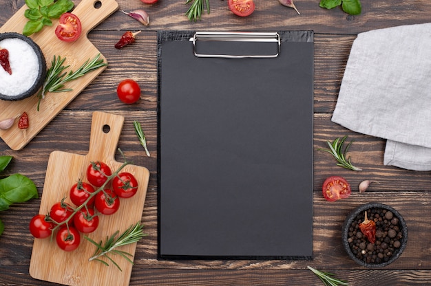 Appunti con ingredienti accanto