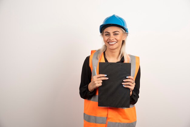 Appunti della holding del lavoratore industriale della donna su priorità bassa bianca. Foto di alta qualità