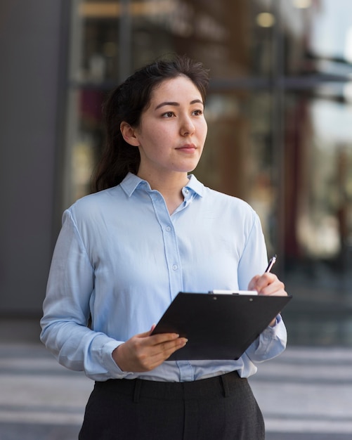 Appunti della holding della donna del colpo medio