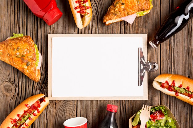 Appunti vuoti circondati da fast food