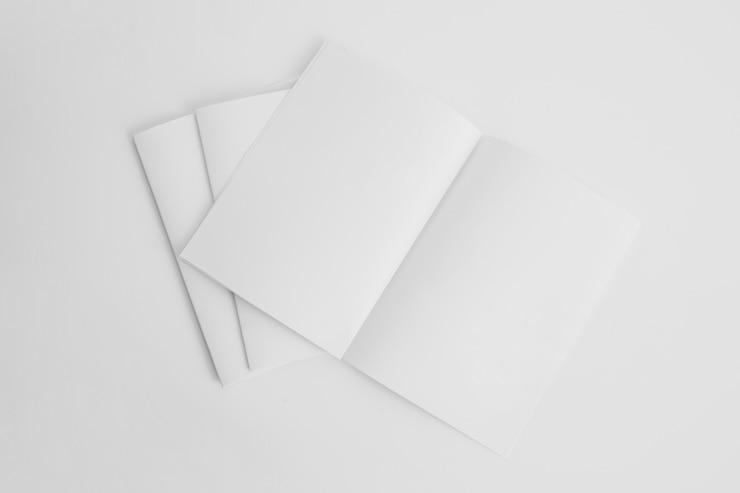 Foto gratuito apri la brochure vuota
