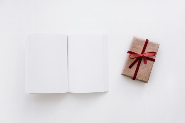 Aprire il libro mockup con confezione regalo