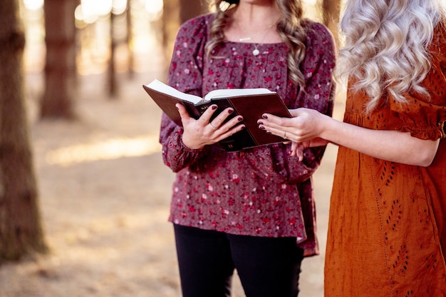 Aprire la Sacra Bibbia in mani femminili