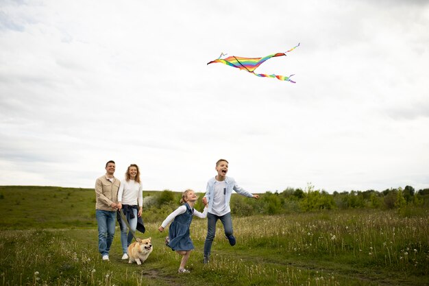 Aquilone volante della famiglia felice a tutto campo