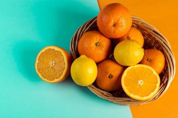 Arancia e limone in un cestino di vimini sul tavolo