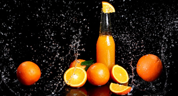 Aranciata fresca con spruzzi d'acqua