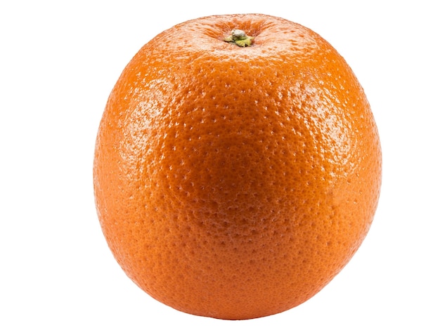 Arancio maturo isolato su sfondo bianco con copia spazio per testo o immagini. Frutto dalla polpa succosa. Vista laterale. Primo piano.
