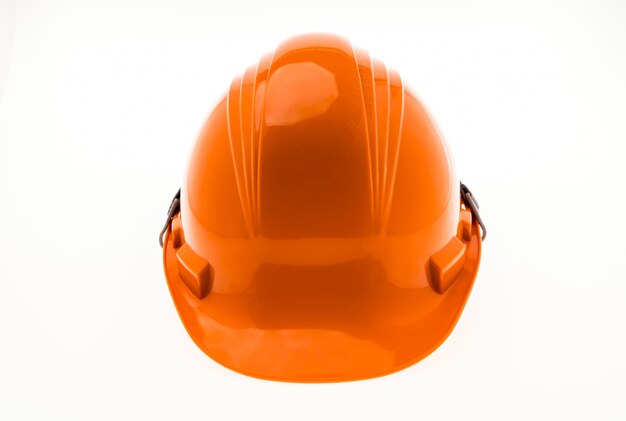 Arancione plastica dura casco costruzione su sfondo bianco.
