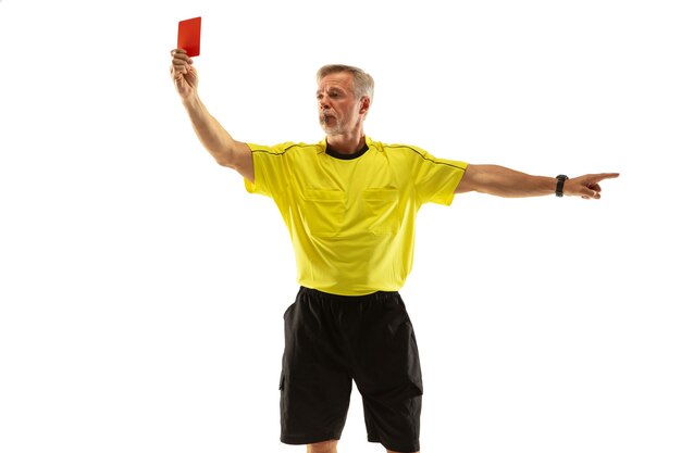 Arbitro che mostra un cartellino rosso e che fa cenno a un giocatore di football o di calcio