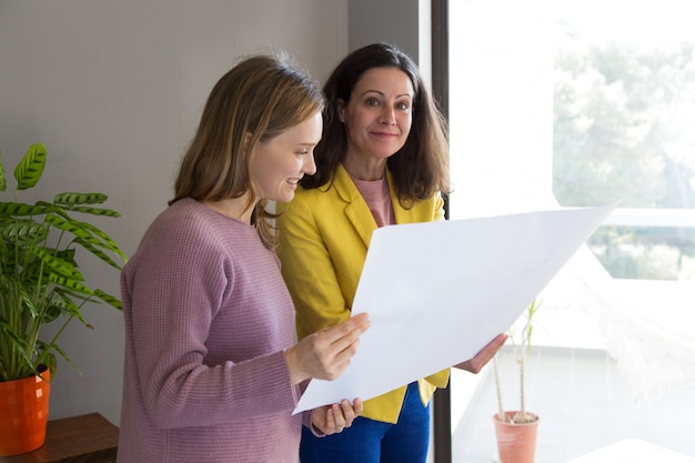 Architetto che mostra la progettazione della casa che disegna al cliente